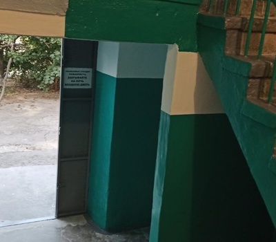 Выполнили ремонт подъезда окраска входной группы (Ленина 30)